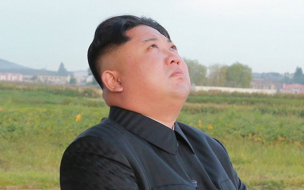 O lder norte-coreano Kim Jong-un observa o lanamento de um mssil Hwasong-12 em foto no datada divulgada no sbado (16, horrio local) pela agncia KCNA (Foto: KCNA via Reuters)