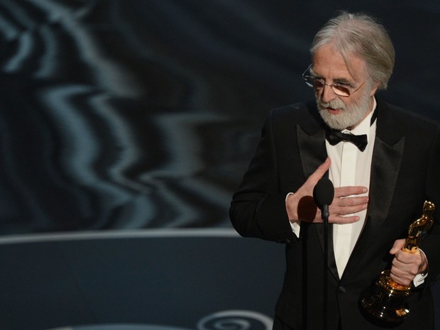 O diretor austríaco Michael Haneke segura a estatueta de melhor filme estrangeiro, vencida no Oscar 2013 por 'Amor' (Foto: Robyn Beck/AFP)