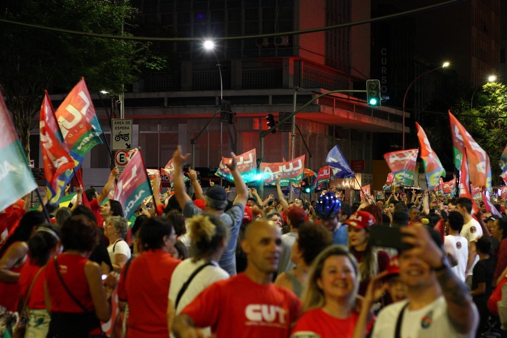 Apoiadores de Lula comemoram nas ruas de Curitiba (PR). — Foto: Estadão Conteúdo