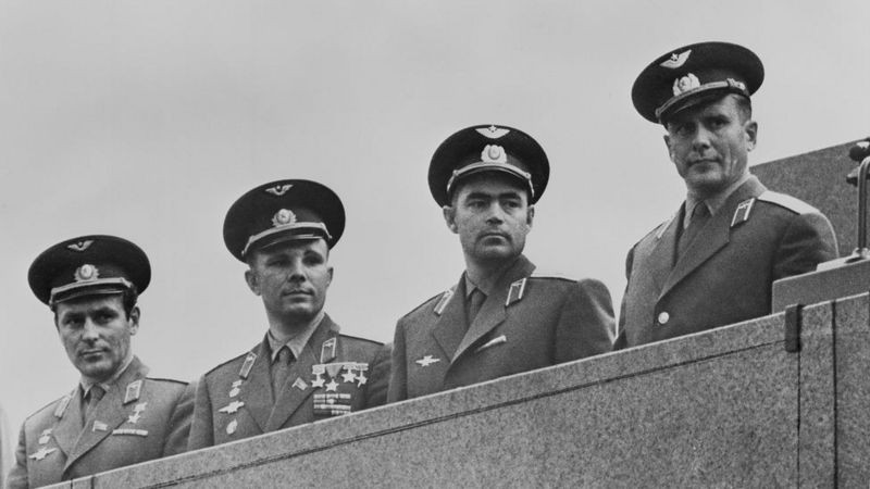 Número de integrantes da primeira turma de cosmonautas em potencial caiu para 20, incluindo Yuri Gagarin, o segundo da esquerda (Foto: KEYSTONE/HULTON ARCHIVE/GETTY IMAGES)
