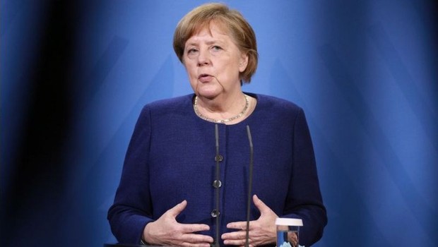 Porta-voz da chanceler Angela Merkel teve que dizer publicamente que a vacina AstraZeneca é "segura" e "eficaz" (Foto: Getty Images via BBC News)