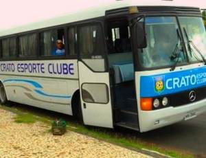 Ônibus personalizado do Crato quebrou na volta para a cidade (Foto: Eduardo Júnior/Crato)