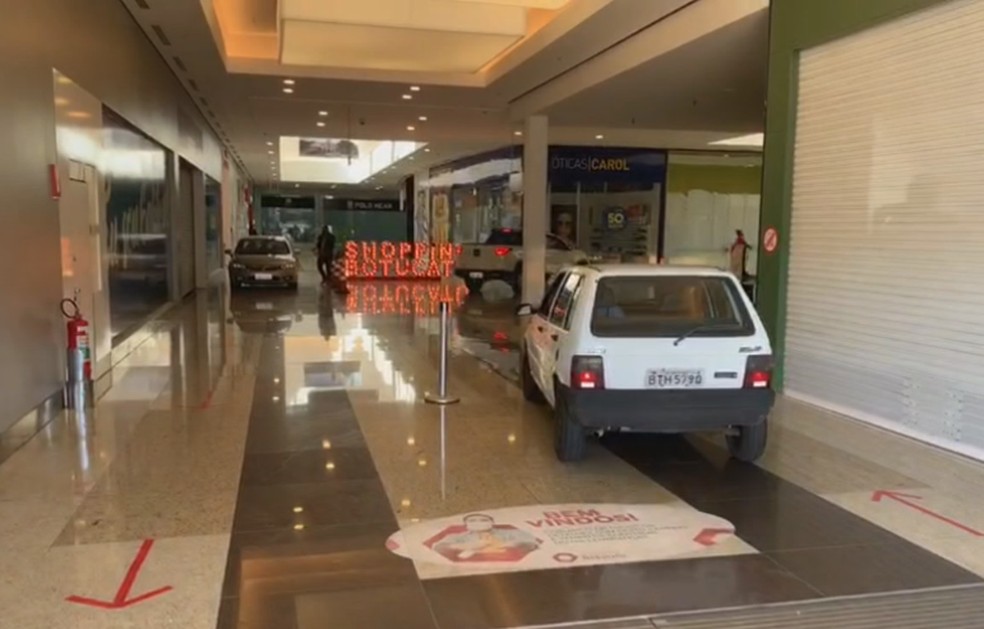 Motoristas dirigem pelos corredores de shopping em Botucatu &mdash; Foto: TV TEM/Reprodu&ccedil;&atilde;o