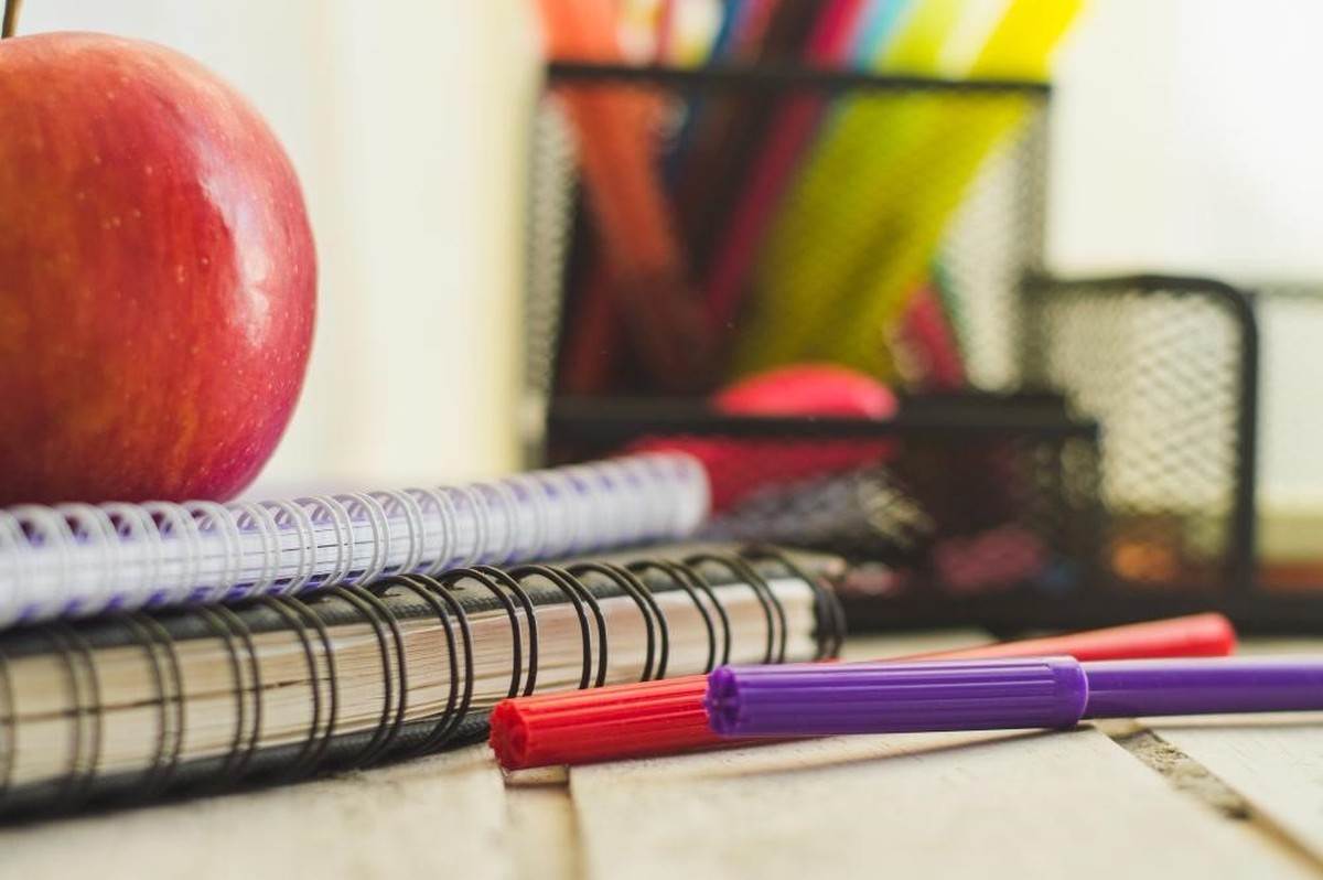 The pencils were on the table. Ручки и карандаши на столе. Ручка и карандаш на столе. Размещаем на столе ручки, карандаши, печати. Pencil on the Table.