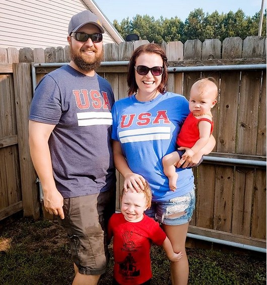 A estrela de reality show norte-americana Maddie Brown Bush com os filhos e o marido (Foto: Instagram)