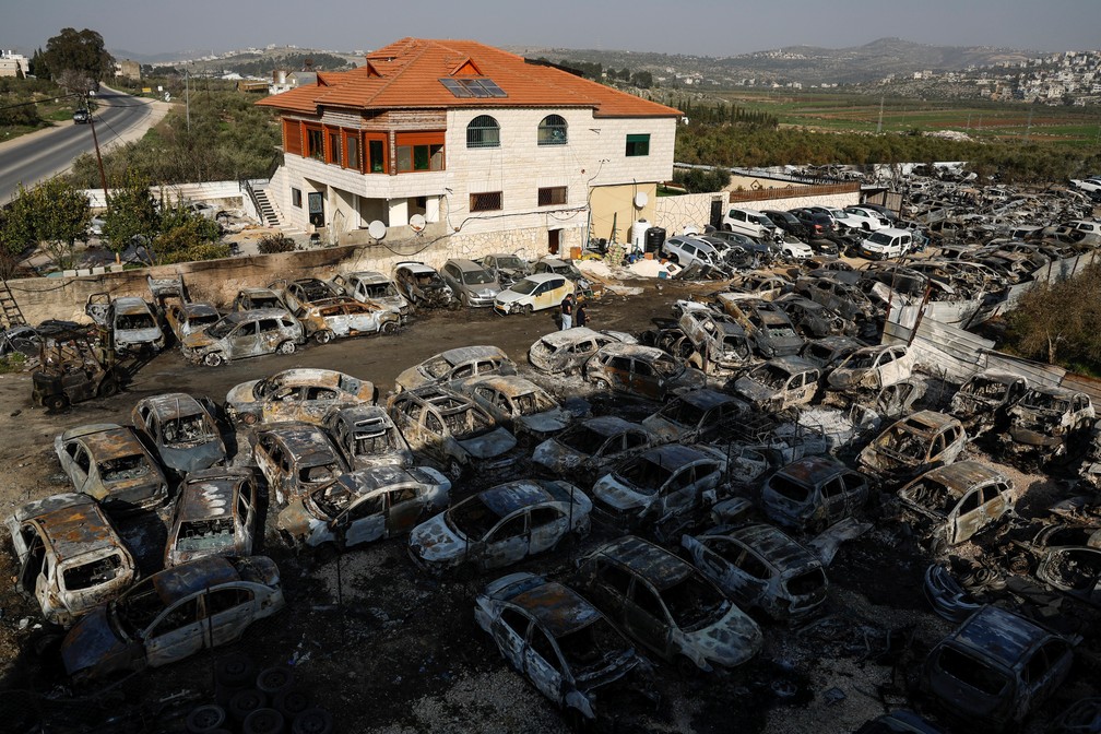 Dezenas de carros queimados em revolta popular na cidade de Hawara, na Cisjordânia — Foto: Ammar Awad/REUTERS