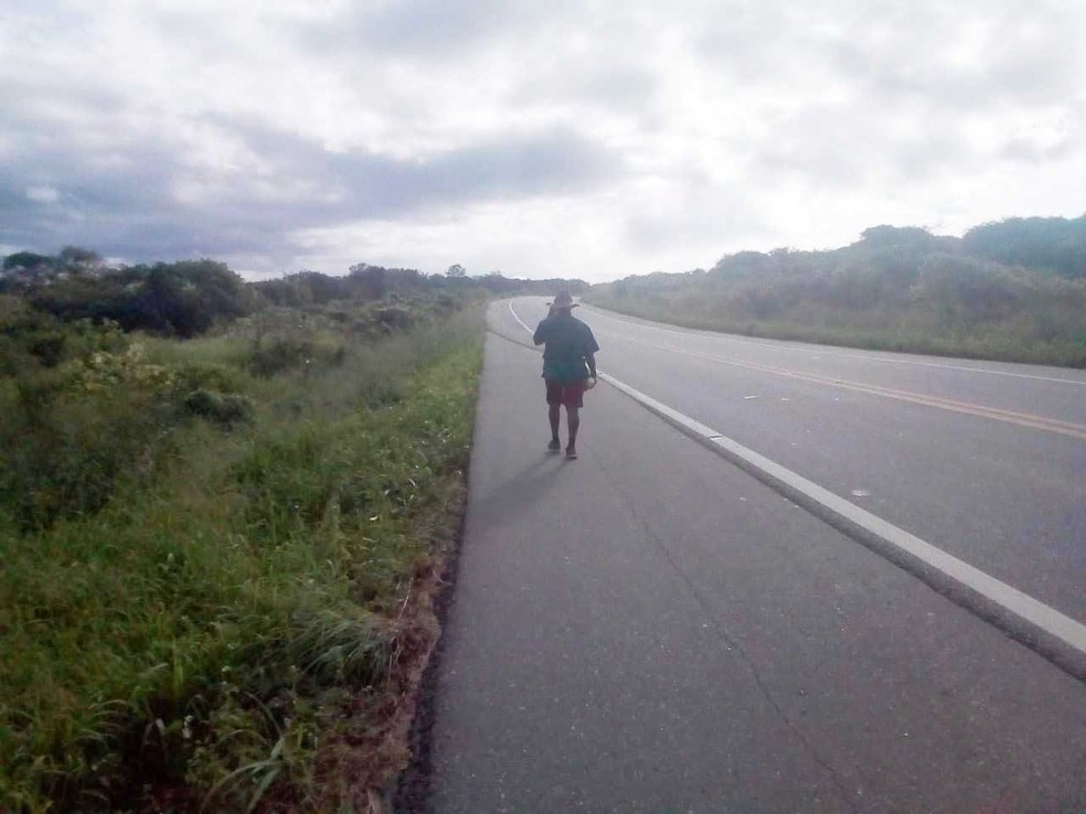 Seu Edílson viaja de Amarante, no Maranhão, para Fortaleza, no Ceará, em percurso a pé de 1,2 mil quilômetros (Foto: Arquivo pessoal)