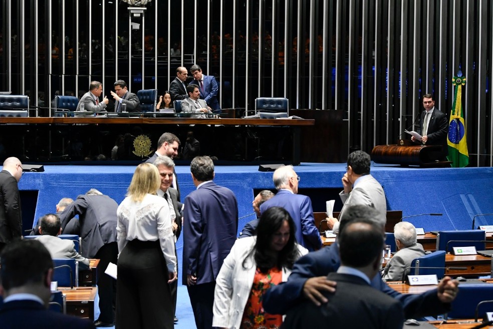 Senadores reunidos no plenÃ¡rio durante a sessÃ£o desta segunda-feira (3), destinada Ã  votaÃ§Ã£o da MP que coÃ­be fraudes no INSS â Foto: Jefferson Rudy/AgÃªncia Senado