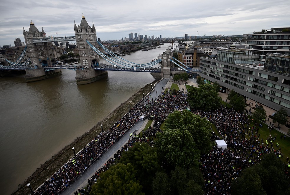 Pessoas participam de uma vigília no Potters Field Park, no centro de Londres, em homenagem às vítimas do ataque na London Bridge e Borough Market  (Foto: Hannah McKay/Reuters)