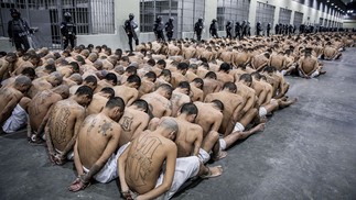 Governo de El Salvador exibe segunda prisão em massa de suspeitos de integrar gangues ao Centro de Confinamento Terrorista, em Tecoluca — Foto: AFP