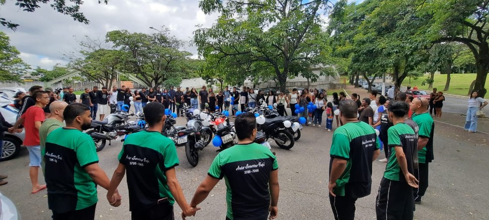 Familiares e amigos se despedem do motociclista em BH — Foto: Lucas Franco/TV Globo