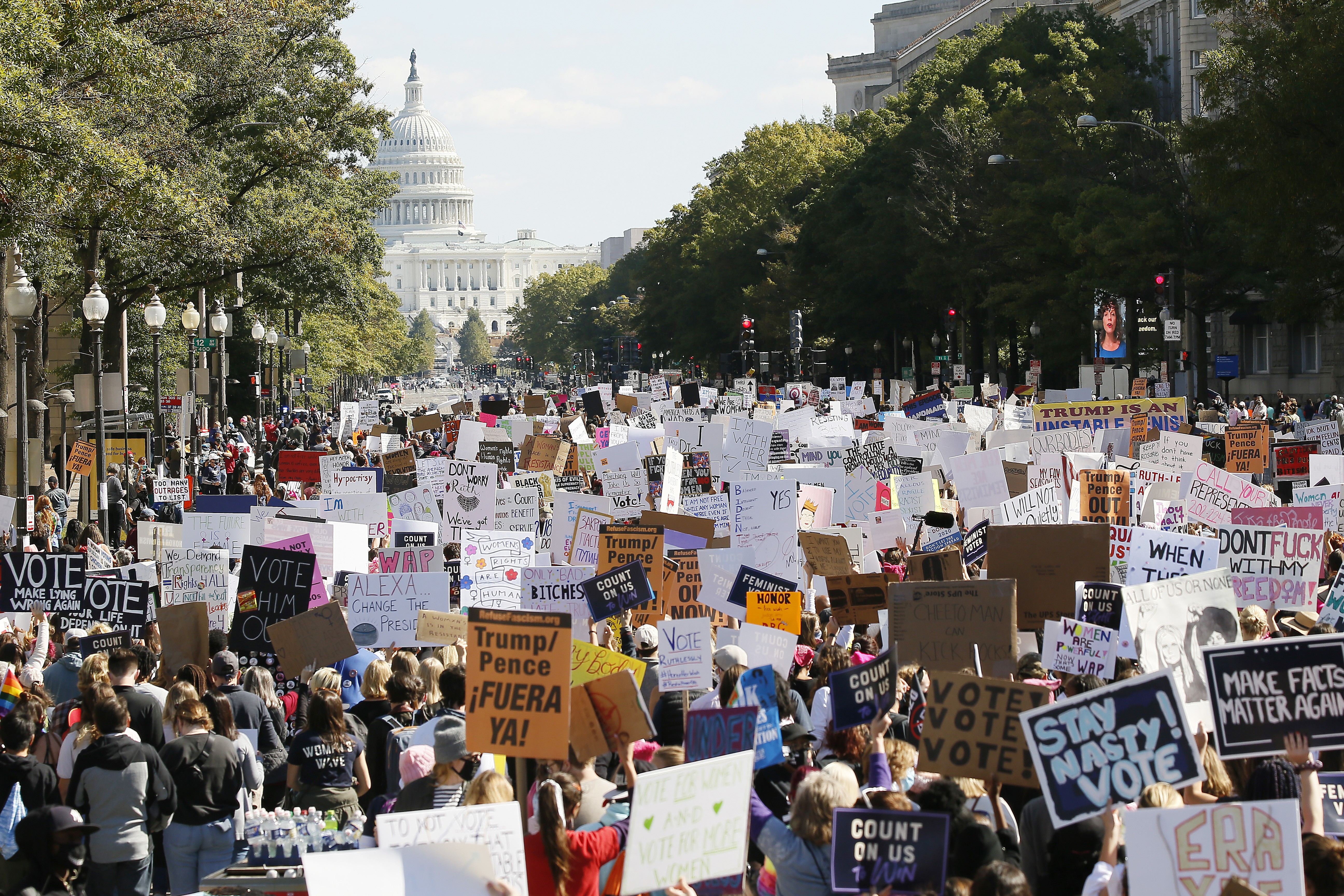 Manifestantes dirigem-se ao Capitólio, em Washington. O prédio serve como centro legislativo do Estado norte-americano (Foto: Paul Morigi/Getty Images)