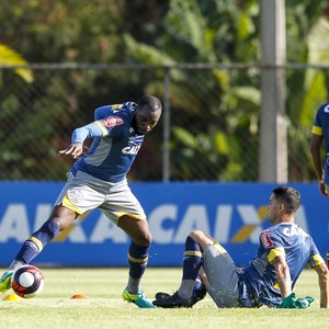 Mano sinaliza volta de Manoel ao time titular na partida contra a Caldense