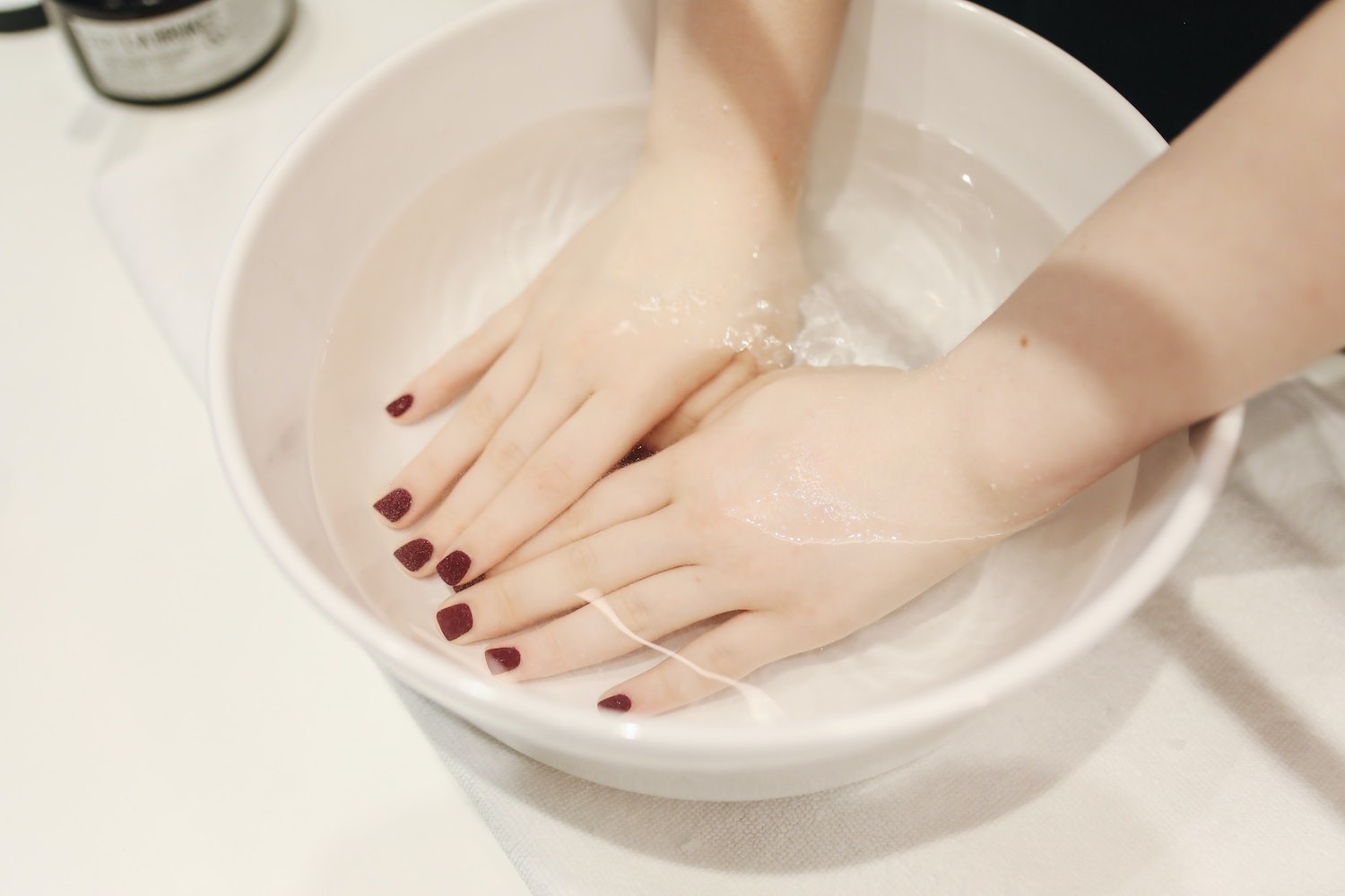 Colocar as mãos em um balde de água fria pode ajudar a controlar o impulso (Foto: Pexels / Polina Tankilevitch /CreativeCommons)