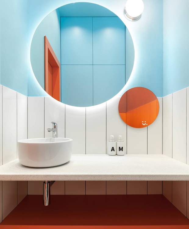 Banheiro tem espelhos em alturas diferentes para que as crianças também possam utilizá-lo (Foto: Facebook / ater.architects)