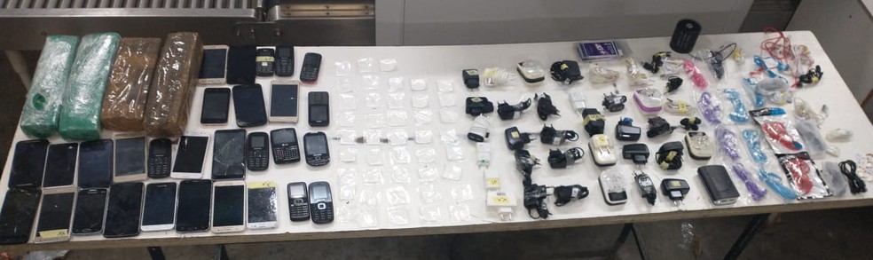 Agentes impedem a entrada de 29 celulares e drogas, no Pemano de Tremembé — Foto: Divulgação / SAP