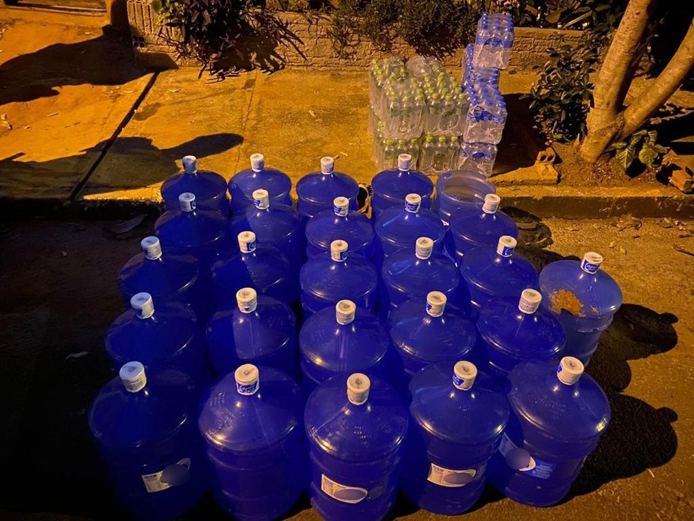 Furto de galões e garrafas de água foi registrado nesta terça-feira (6) — Foto: Polícia Militar 