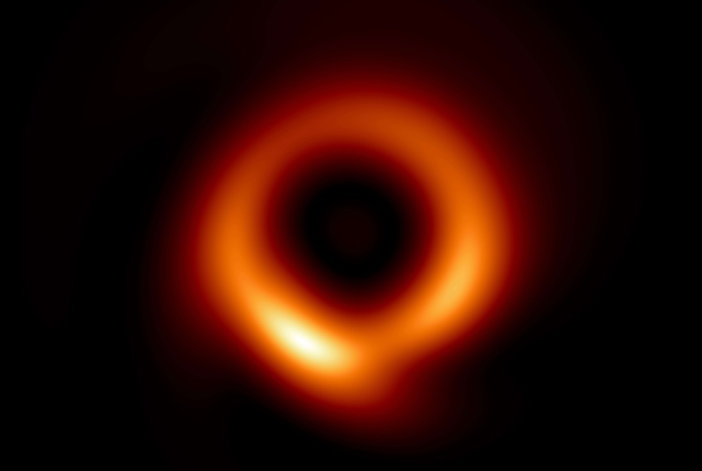 A 1ª imagem já feita de um buraco negro foi reconstruída por cientistas. Na foto, M87* aparece com uma região central maior e mais escura. — Foto: PRIMO/INSTITUTE FOR ADVANCED STUDY