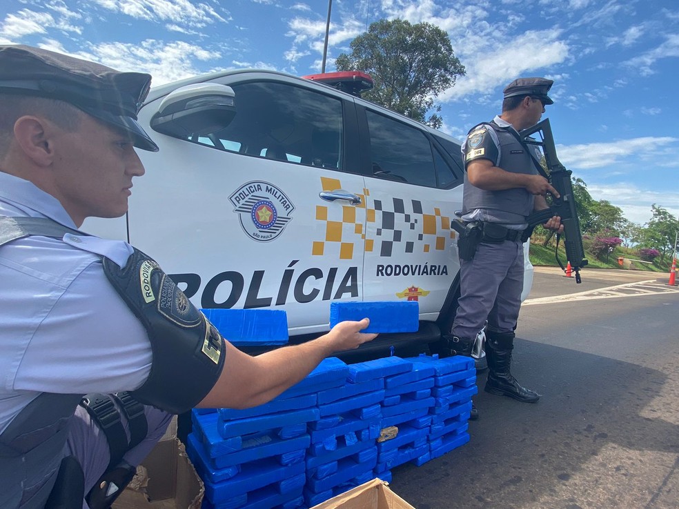 Polícia fizeram abordagem em veículo que passava por Santa Cruz do Rio Pardo — Foto: Polícia Rodoviária/Divulgação