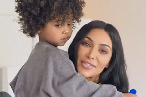 Kim Kardashian com Saint, um de seus quatro filhos com Kanye West (Foto: reprodução)