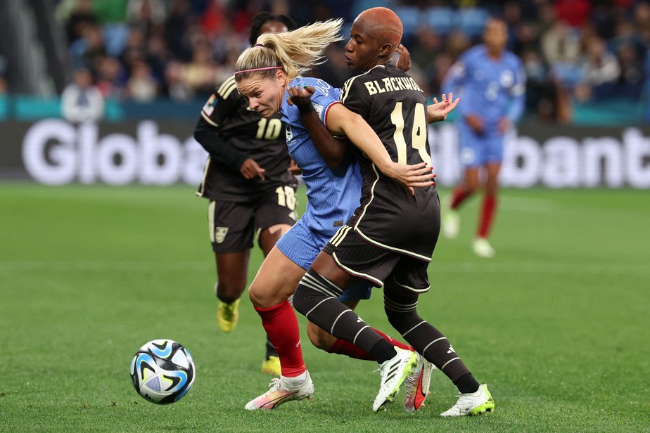 Le Sommer, atacante da França, tenta escapar da marcação de Blackwood, lateral-esquerda da Jamaica, na estreia das duas seleções na Copa do Mundo Feminina