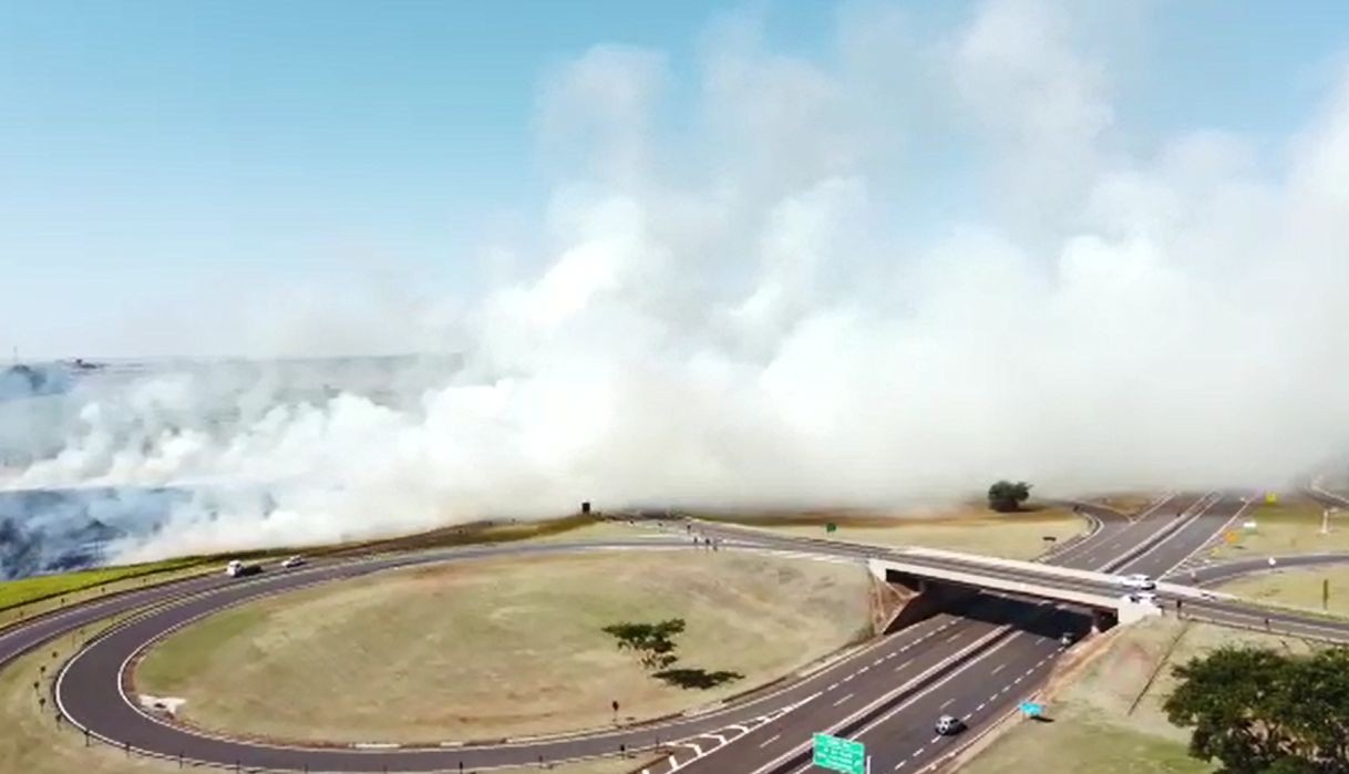 Incêndio de grandes proporções dificulta a visibilidade em rodovia na região de Jaú 