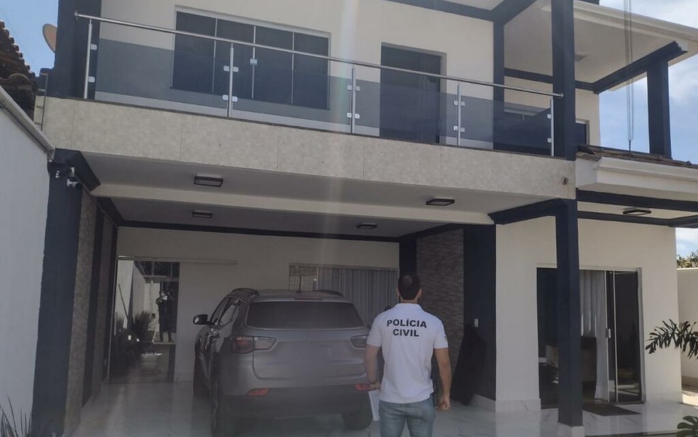 Casa dos suspeitos com carro de luxo na garagem em Goiânia, Goiás — Foto: Polícia Civil/Divulgação