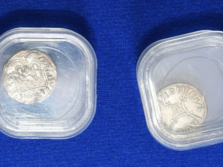 O tesouro era composto por 44 moedas de prata datadas do século 9