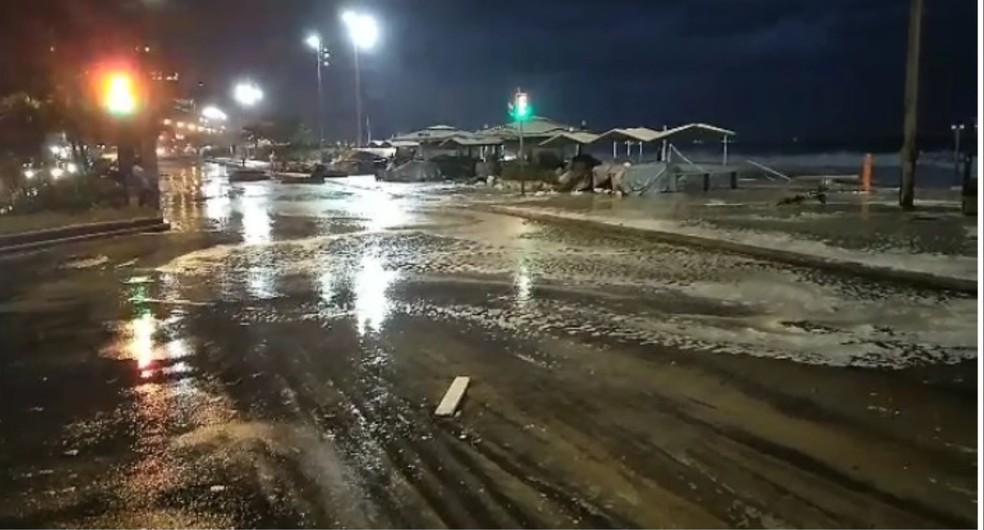orla do leblon e interditada devido as altas ondas provocadas pela ressaca do mar rio de janeiro g1