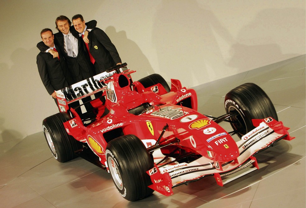 Luca di Montezemolo entre Barrichello e Schumacher em 2005 — Foto: Getty Images
