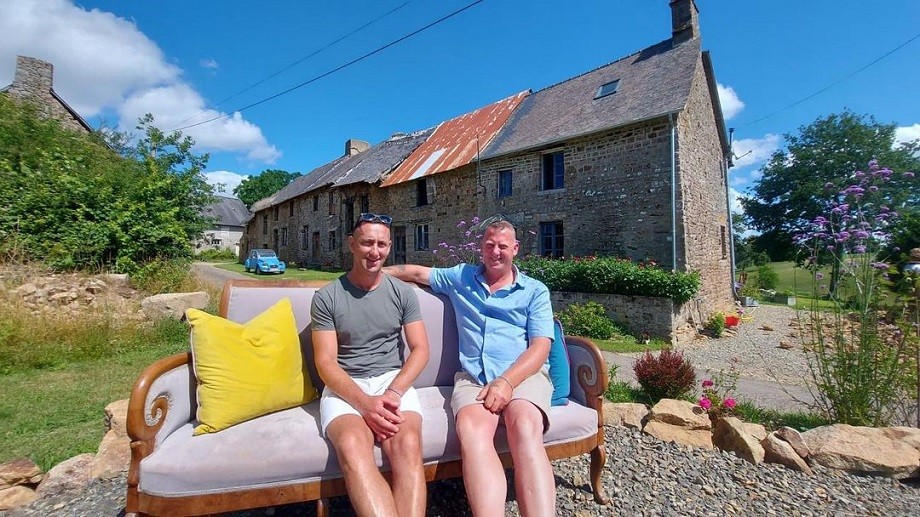 O casal Paul Mappley e Yip Ward comprou um vilarejo histórico inteiro na França (Foto: Reprodução / @yipandpaulsvillagegite)