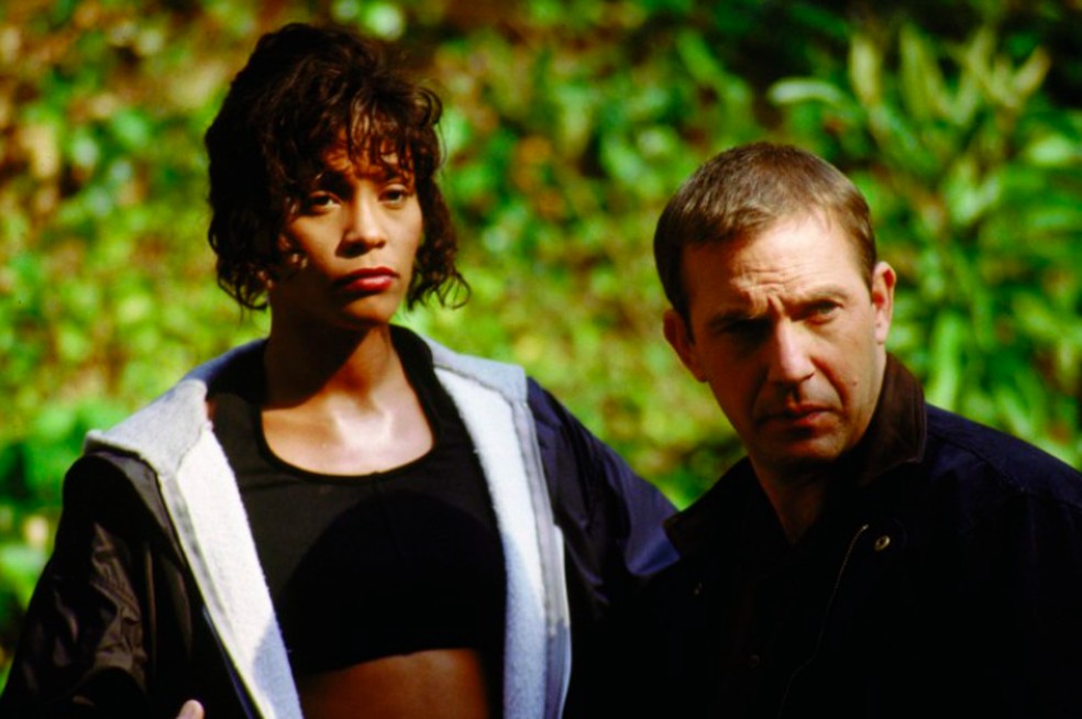 Whitney Houston e Kevin Costner em cena de "Guarda-costas" (1992) — Foto: Reprodução