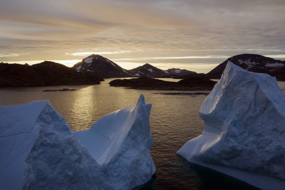 Foto de arquivo mostra uma vista aérea de grandes icebergs flutuando enquanto o sol nasce perto de Kulusuk, na Groenlândia. A Groenlândia está derretendo mais rapidamente na última década e, neste verão, viu dois dos maiores derretimentos já registrados desde 2012.  — Foto: Felipe Dana/AP