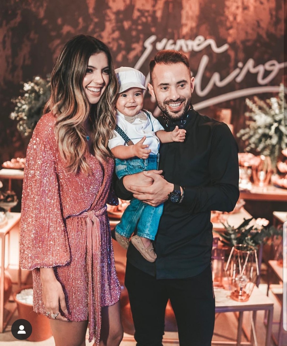 Everton Ribeiro com o filho e a esposa â€” Foto: ReproduÃ§Ã£o Instagram
