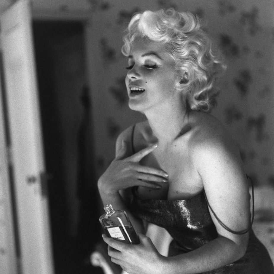 Marilyn Monroe com seu Chanel N°5 em mãos em 1955 (Foto: Getty Images)