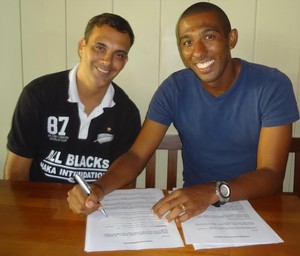 Sérgio Júnior assinatura contrato Al-Hilal Omdurman (Foto: Divulgação)
