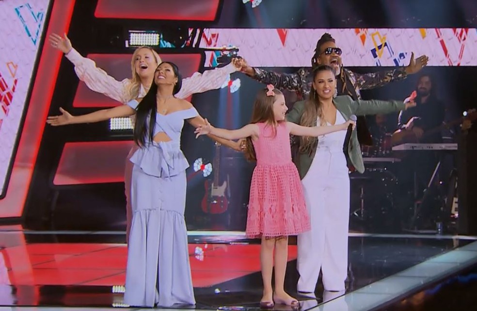 Sofia Cordeiro e os técnicos do The Voice Kids (Foto: TV Globo)