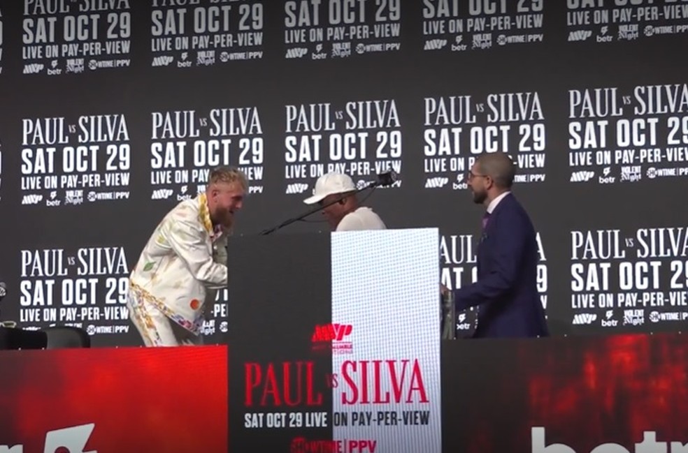 Jake Paul e Anderson Silva fazem aposta antes de luta de boxe — Foto: Reprodução / Combate