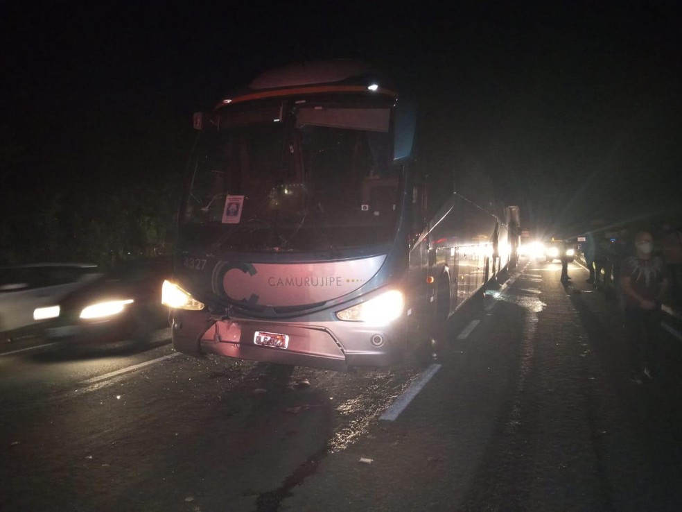 Acidente entre ônibus e caminhão deixa trânsito lento na BA-526 — Foto: Divulgação / Bahia Norte
