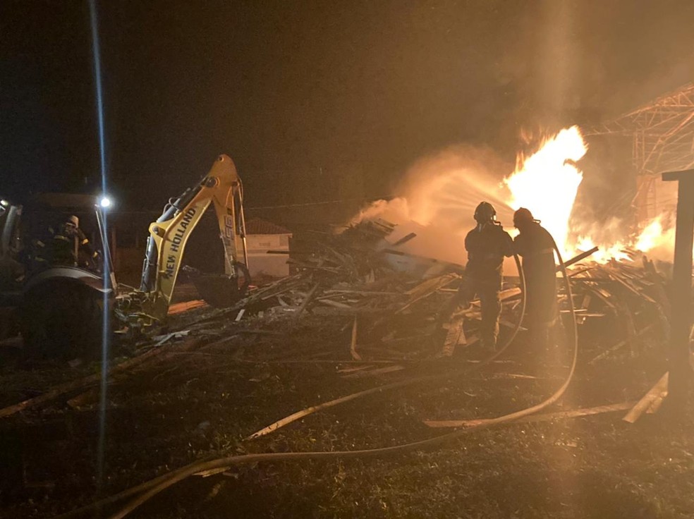 Galpão em polo moveleiro no interior do AC ficou destruído após incêndio — Foto: Arquivo/Bombeiros