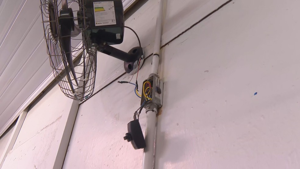 Ventilador com fiação exposta em sala da Escola Classe 425 de Samambaia, no DF — Foto: TV Globo/Reprodução