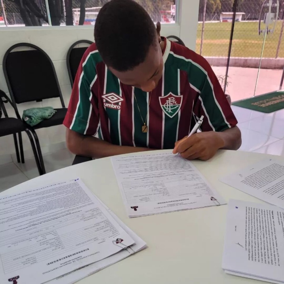 Marlon Almeida assina primeiro contrato profissional com o Fluminense — Foto: Reprodução/Instagram