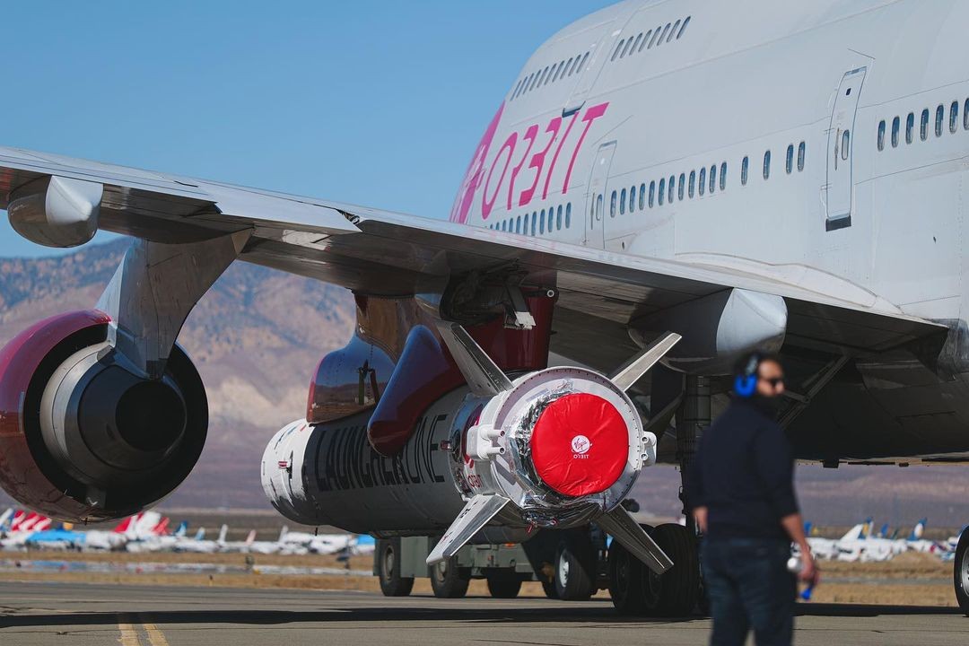 LauncherOne instalado sob asa do Boeing 747-400 (Foto: Getty Images)