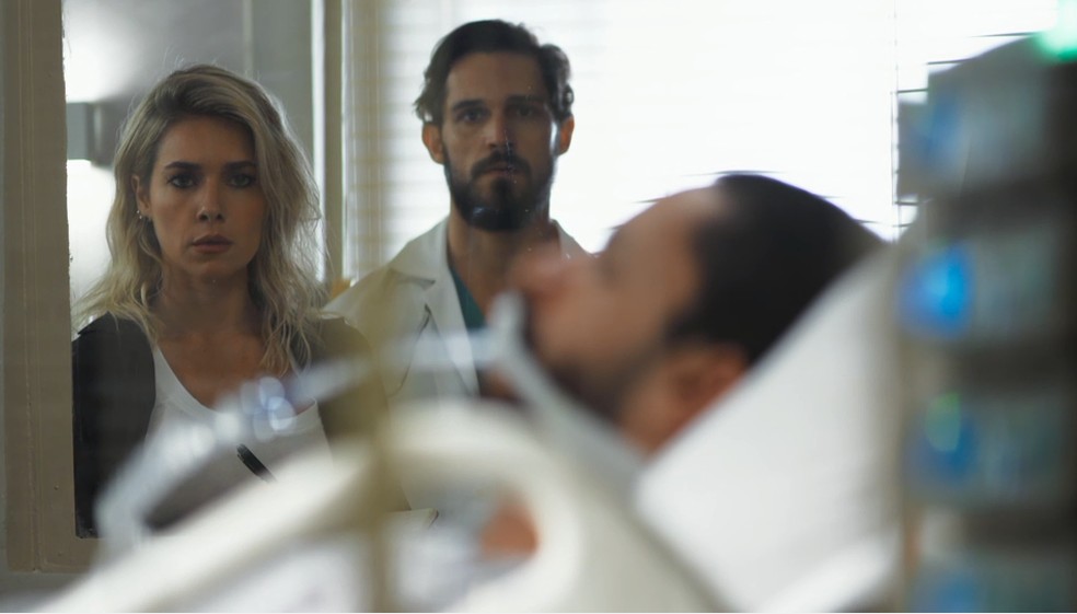 Yohana (Monique Alfradique) investiga o crime e se dá conta que a vítima é Téo (Rainer Cadete), em 'A Dona do Pedaço' — Foto: TV Globo