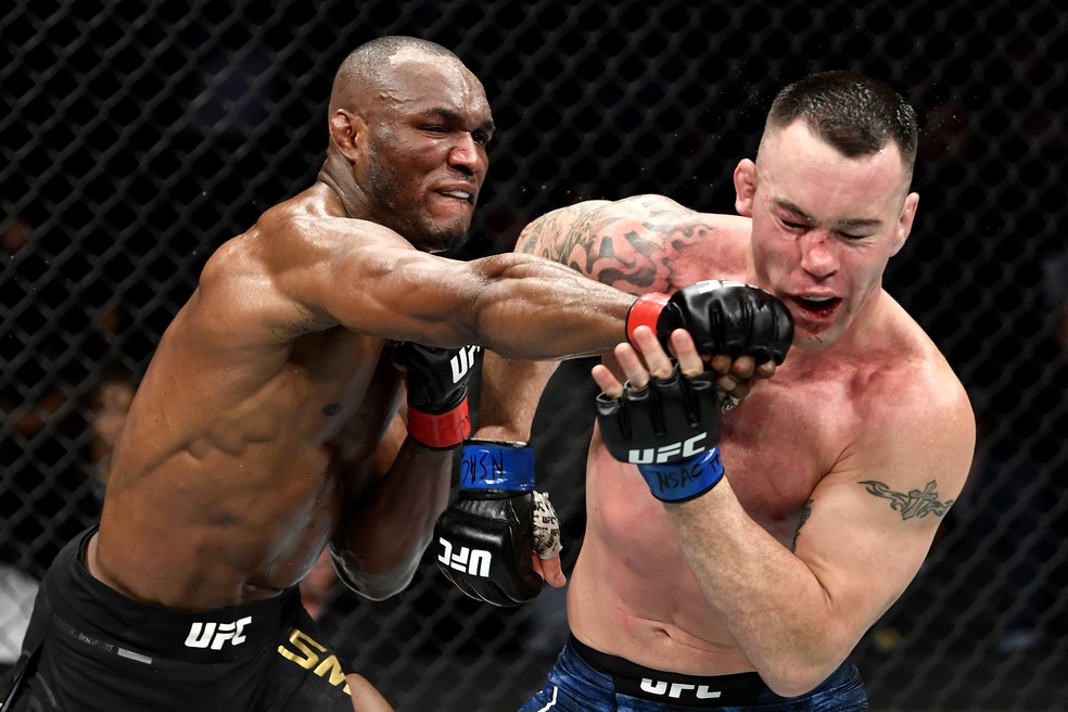 Kamaru Usman nocauteia Colby Covington, no UFC 245 — Foto: Jeff Bottari/Getty Images