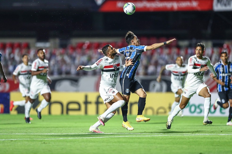 Pepê em lance reclamado pelo Grêmio — Foto: Lucas Uebel/Grêmio FBPA