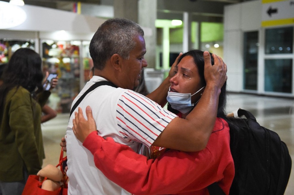 Migrantes venezuelanos retornam para Caracas após não conseguir entrar nos EUA — Foto: Miguel Zambrano/AFP