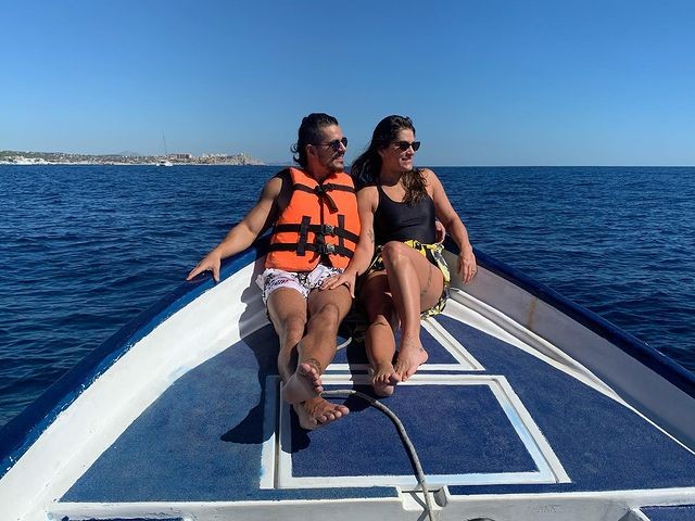 Bruno Lopes posta foto com Priscila Fantin em barco e brinca sobre colete sal-va vidas: "Sou cagão" (Foto: Reprodução/Instagram)