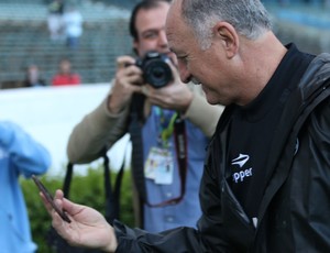 Para dar sorte: Felipão ganha ferradura de torcedor em treino do Grêmio