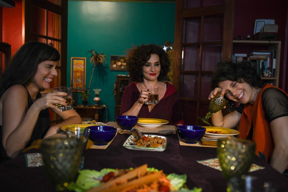 Ludmila Rosa, Gisele Fróes e Joana Lerner em cena no curta “A mãe da filha”